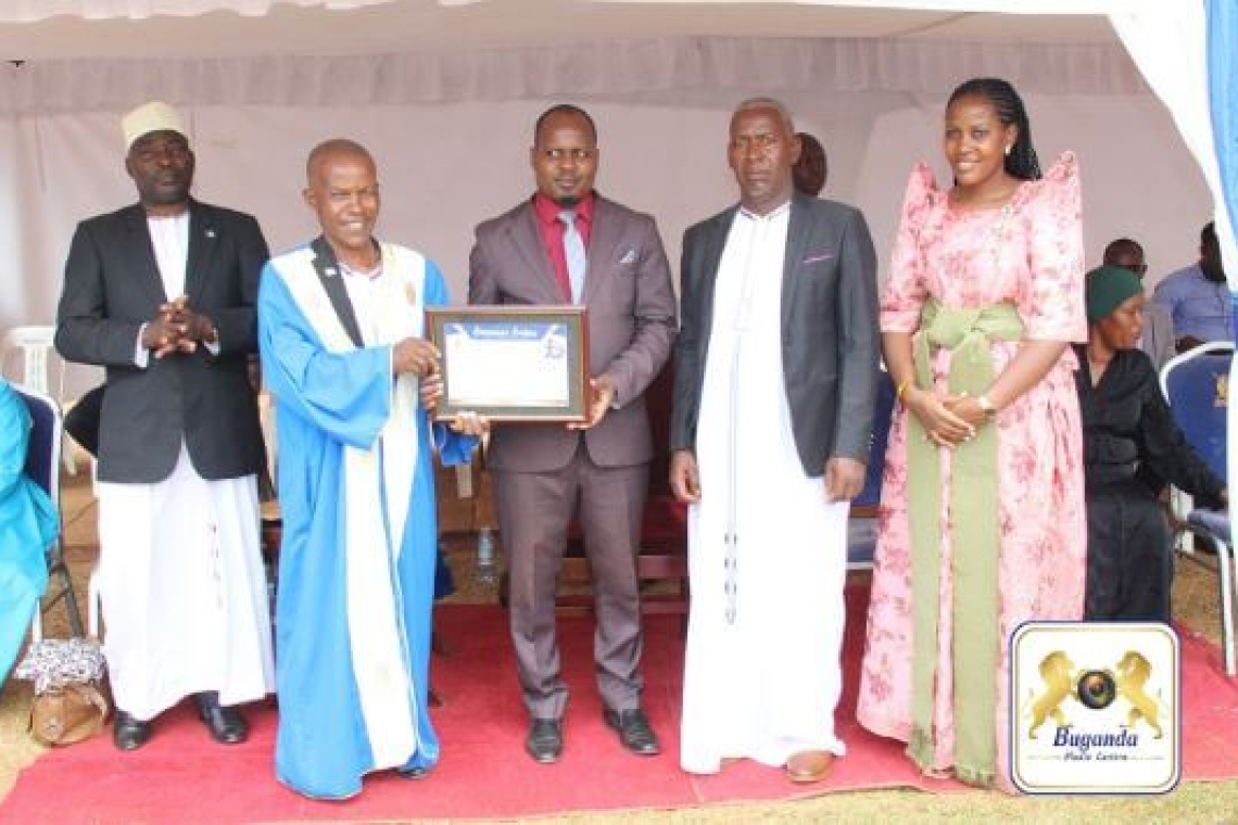 Owek. Kazibwe Kitooke ng’akwasa satifikati eya bannabuddu olw’obuwagizi bwabwe Owek. Kazibwe Kitooke ng’akwasa satifikati eya bannabuddu olw’obuwagizi bwabwe